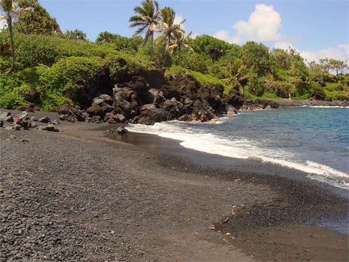 Bãi biển Kehena, Hawaii: Bãi biển cát đen chủ yếu phân bố ở các quốc gia có địa hình đồi núi và hoạt động núi lửa nên khung cảnh thiên nhiên hùng vĩ, thích hợp cho du lịch sinh thái và leo núi ngắm cảnh.